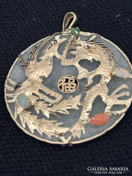 Kinai 14 karatos arannyal, oppallal, korallal diszitett jade medal 4.4x 3.7 cm