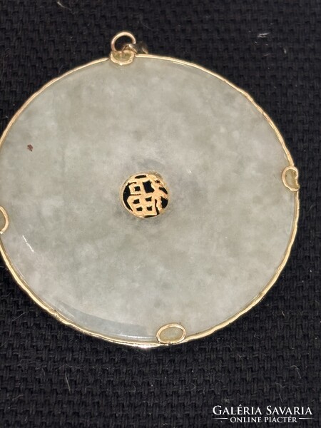 Kinai 14 karatos arannyal, oppallal, korallal diszitett jade medal 4.4x 3.7 cm