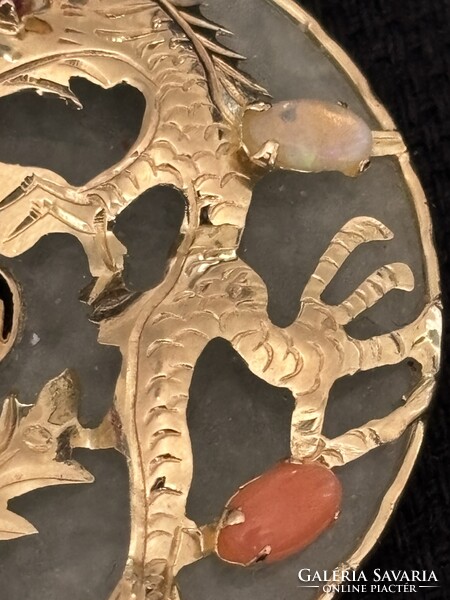Kinai 14 karatos arannyal, oppallal, korallal diszitett jade medal 4.4x 3.7 cm