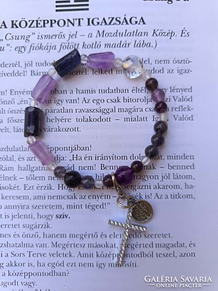SZeNt BeNeDeK SziRt - egyedi ásvány karkötő – Ametiszt, Iolit, Hegyikristály (Szent Benedek medállal