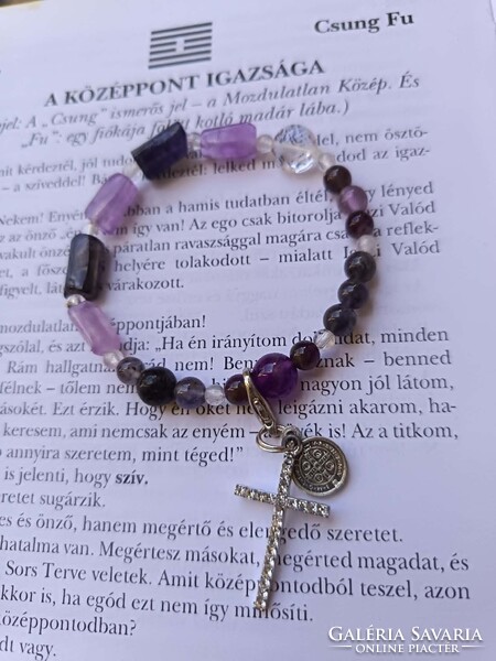 SZeNt BeNeDeK SziRt - egyedi ásvány karkötő – Ametiszt, Iolit, Hegyikristály (Szent Benedek medállal
