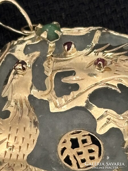 Kinai 14 karatos arannyal, oppallal, korallal diszitett jade medal 4.4x 3.7 cm