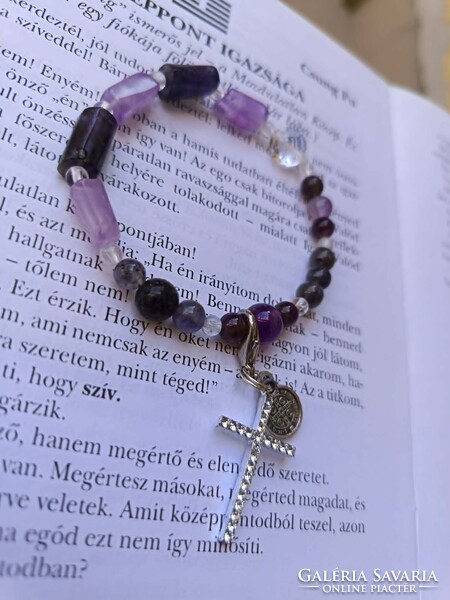 SZeNt BeNeDeK SziRt - egyedi ásvány karkötő – Ametiszt, Iolit, Hegyikristály (Szent Benedek medállal