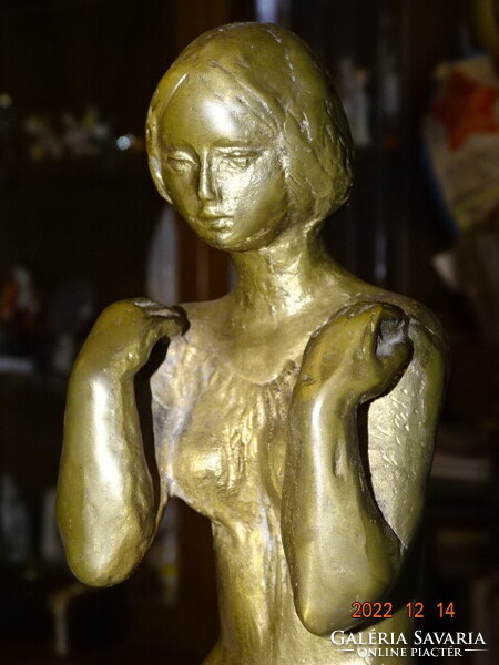 TÓTH VALI VALÉRIA (1943) :GUGGOLÓ NŐ ( VETKŐZŐ LÁNY, FÜRDÉS ELŐTT )  34 CM !!!!! BRONZ