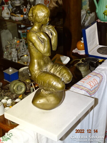 TÓTH VALI VALÉRIA (1943) :GUGGOLÓ NŐ ( VETKŐZŐ LÁNY, FÜRDÉS ELŐTT )  34 CM !!!!! BRONZ
