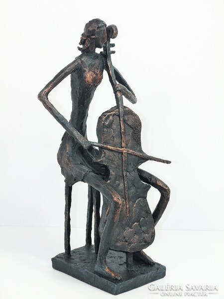 Csellós lány- 36 cm, poliresin, bronzírozott