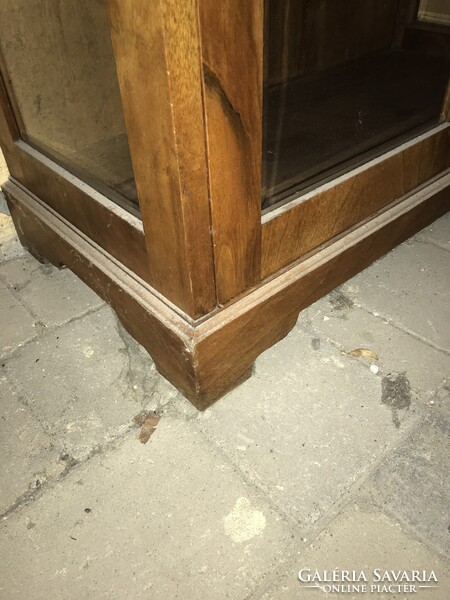 Kis méretű , keskeny szecessziós faragott vitrin üveg polcokkal.