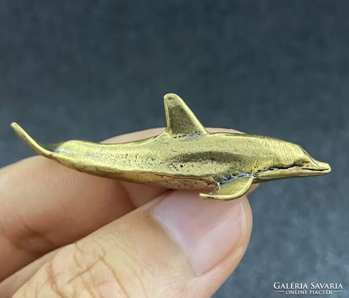 Tömör, öntött réz delfin figura