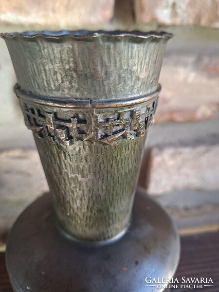 Retro brutalista iparművészeti sárgaréz / bronz váza – 22 cm