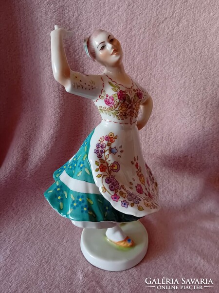 2608/8 Zsolnay porcelán népviseletben táncoló menyecske figura