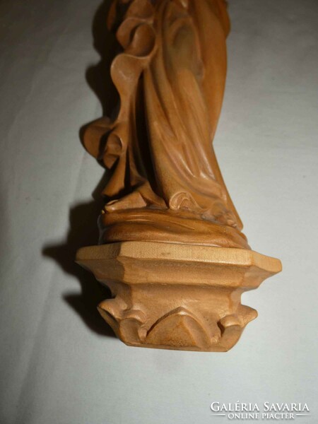 Gyönyörű faragott, falra akasztható fa szobor: Szűz Mária a gyermek Jézussal. Magassága: 39 cm.