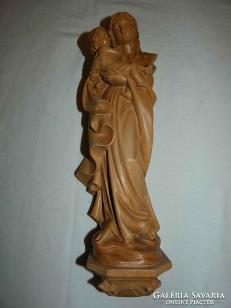 Gyönyörű faragott, falra akasztható fa szobor: Szűz Mária a gyermek Jézussal. Magassága: 39 cm.