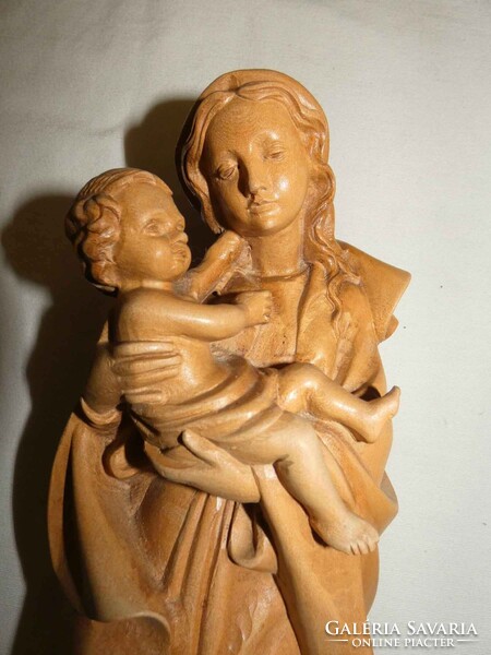 Gyönyörű faragott, falra akasztható fa szobor: Szűz Mária a gyermek Jézussal. Magassága: 39 cm.