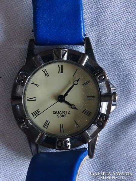 Retro Quartz 9882 karóra római számlappal, kék szíjjal – teszteletlen