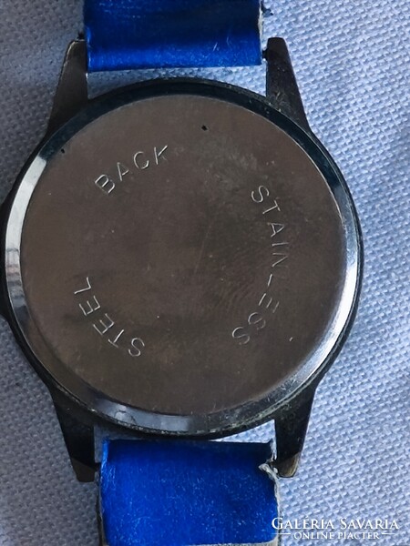Retro Quartz 9882 karóra római számlappal, kék szíjjal – teszteletlen
