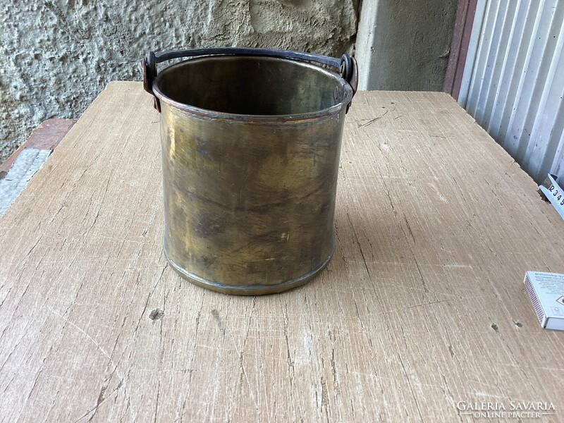 Antik 19.sz. sárgaréz bogrács , kovácsoltvas füllel .