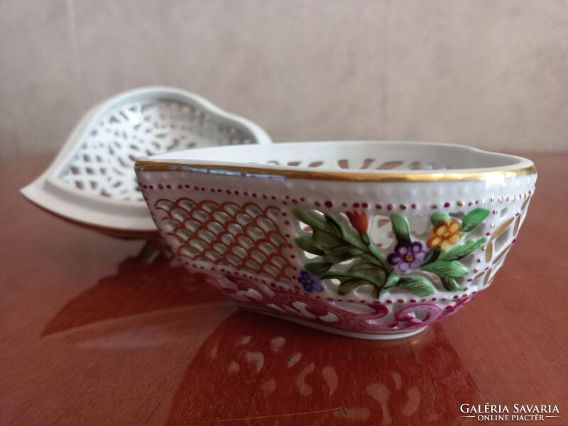 Herendi porcelán, szív alakú, áttört, rózsafogós bonbonier
