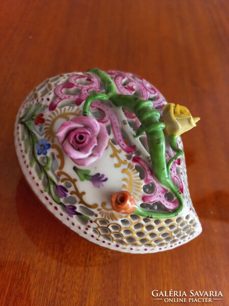 Herendi porcelán, szív alakú, áttört, rózsafogós bonbonier