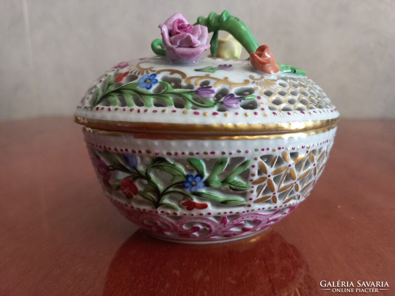 Herendi porcelán, szív alakú, áttört, rózsafogós bonbonier