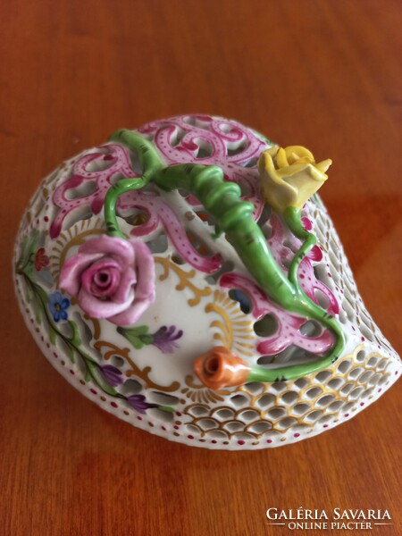 Herendi porcelán, szív alakú, áttört, rózsafogós bonbonier