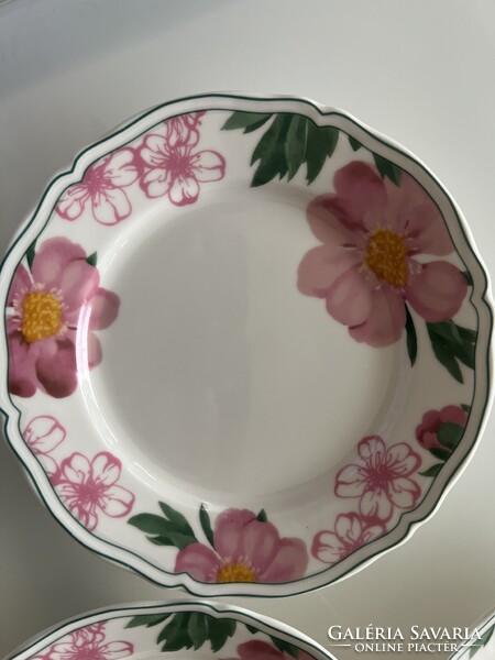Porcelán reggeliző tányérok vadrózsa mintával, 21 cm átmérő