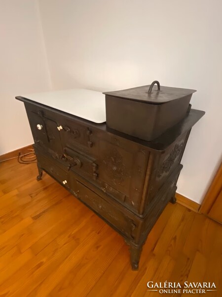 Múzeumi antik, restaurált konyhai kályha samottal bélelve, cserépkályha hőtartással 1870