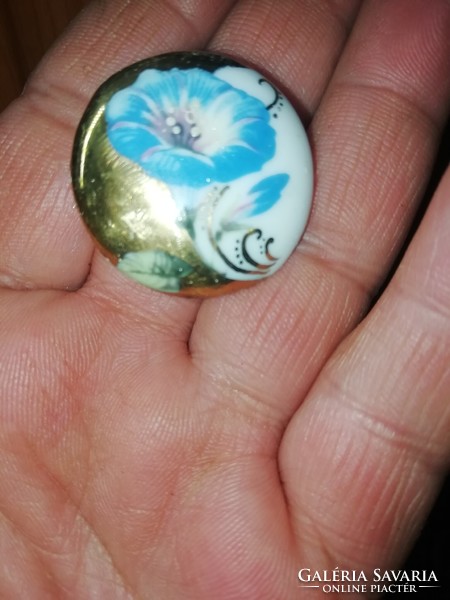 Porcelán kitűző a képeken látható állapotban van.Akció Aukció több száz termék vegye vigye