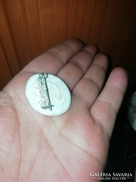 Porcelán kitűző a képeken látható állapotban van.Akció Aukció több száz termék vegye vigye