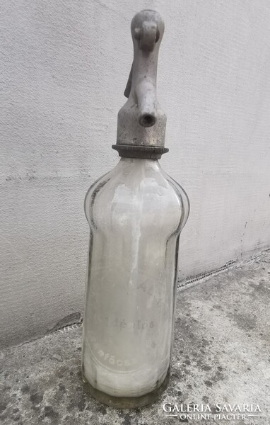 Radits Kálmán Ménfőcsanak, head-identical soda bottle.
