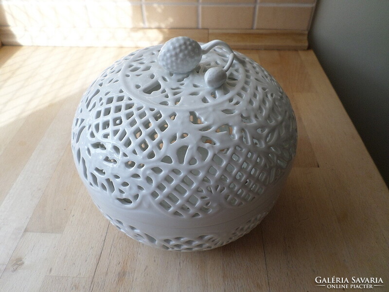 Herendi nagy fehér áttört porcelán bonbonier 19 cm