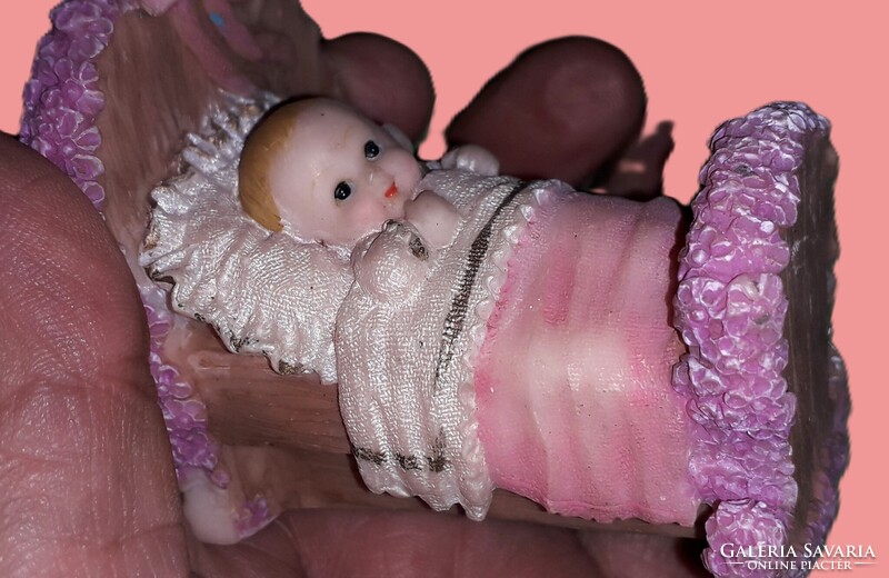 Tündéri biszkvit JELLEGŰ POLYRESIN babaszobás ágyban alvó festett baba 1:12 SCALE  8 x 7 cmHIBÁTLAN
