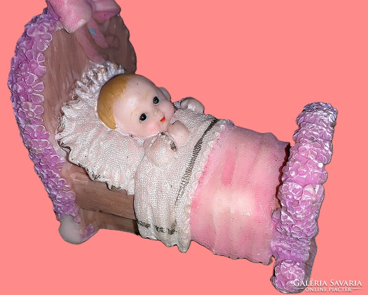 Tündéri biszkvit JELLEGŰ POLYRESIN babaszobás ágyban alvó festett baba 1:12 SCALE  8 x 7 cmHIBÁTLAN