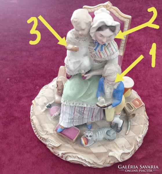 KORAI, RITKÁBBNAK GONDOLT, CSALÁDOT ÁBRÁZOLÓ,RÉSZLETES KIDOLGOZÁSÚ, JELZETT PORCELÁN, KISEBB  SÉR...