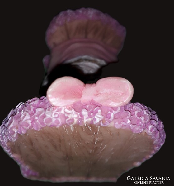 Tündéri biszkvit JELLEGŰ POLYRESIN babaszobás ágyban alvó festett baba 1:12 SCALE  8 x 7 cmHIBÁTLAN