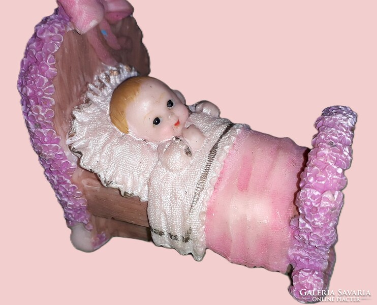 Tündéri biszkvit JELLEGŰ POLYRESIN babaszobás ágyban alvó festett baba 1:12 SCALE  8 x 7 cmHIBÁTLAN