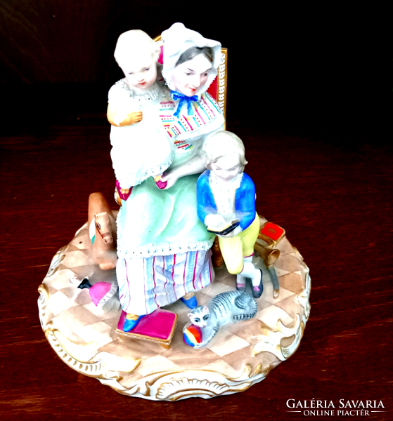 KORAI, RITKÁBBNAK GONDOLT, CSALÁDOT ÁBRÁZOLÓ,RÉSZLETES KIDOLGOZÁSÚ, JELZETT PORCELÁN, KISEBB  SÉR...