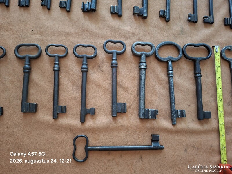 Kulcs gyűjtemény eladó ! Pince , kastély kulcsok ! 28 db !  18 cm től - 12 cm ig !