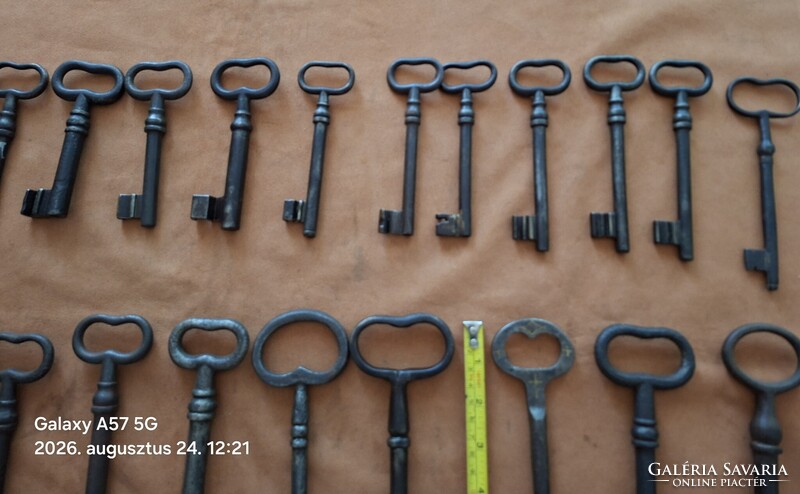 Kulcs gyűjtemény eladó ! Pince , kastély kulcsok ! 28 db !  18 cm től - 12 cm ig !