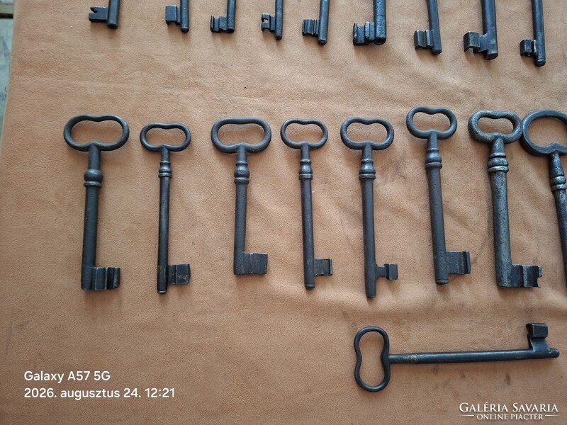 Kulcs gyűjtemény eladó ! Pince , kastély kulcsok ! 28 db !  18 cm től - 12 cm ig !