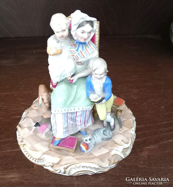KORAI, RITKÁBBNAK GONDOLT, CSALÁDOT ÁBRÁZOLÓ,RÉSZLETES KIDOLGOZÁSÚ, JELZETT PORCELÁN, KISEBB  SÉR...