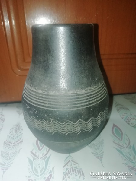 Sorszámozott fekete retro váza hibátlan állapotban.Több száz Aukció Akció vegye vigye