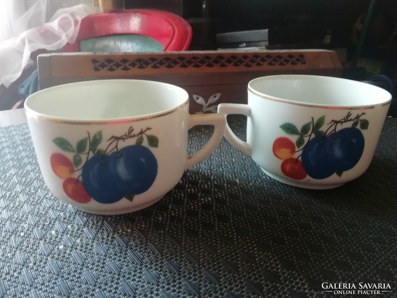 Porcelán teás csészék 2 db szilvás a képeken látható állapotban.Hihetetlen akciók aukciók hétvégére