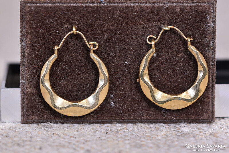 Karika fülbevaló hullámos modern design aranyozott fém vagy gold filled