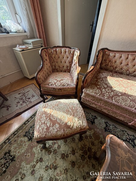 Elegáns Neobarokk Nappali Bútorgarnitúra (Kanapé, fotelek, puffok, asztal és komód) eladó