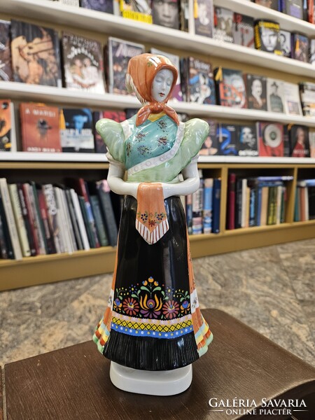 Hollóházi matyó népviselet porcelán figura
