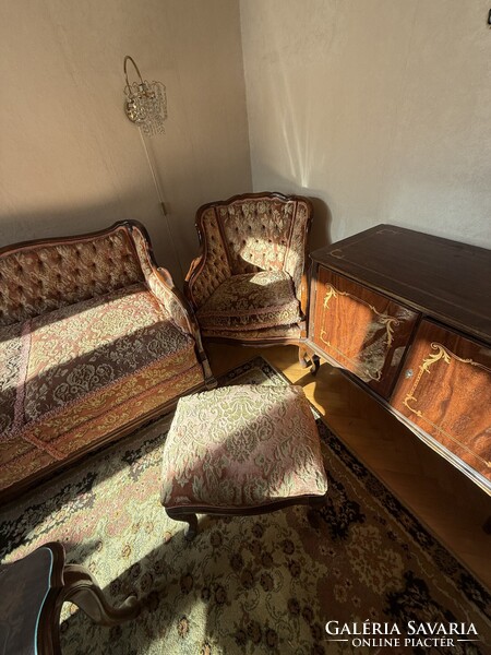 Elegáns Neobarokk Nappali Bútorgarnitúra (Kanapé, fotelek, puffok, asztal és komód) eladó