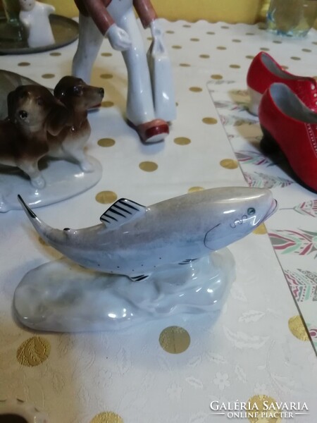 Régi porcelán figura hibátlan állapotban van hal.Akció Aukció több száz termék vegye vigye