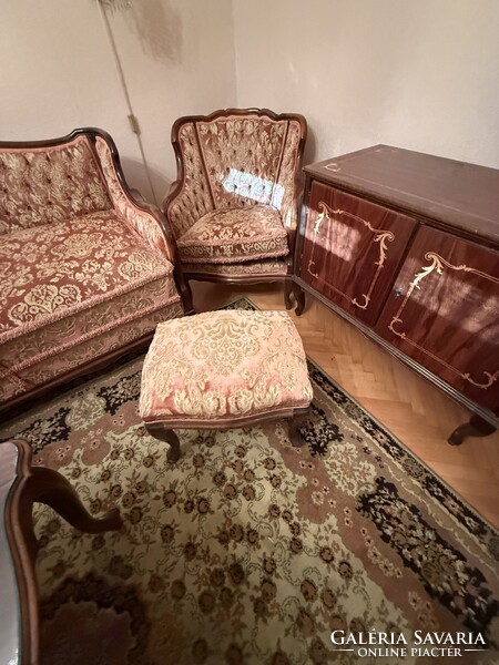 Elegáns Neobarokk Nappali Bútorgarnitúra (Kanapé, fotelek, puffok, asztal és komód) eladó
