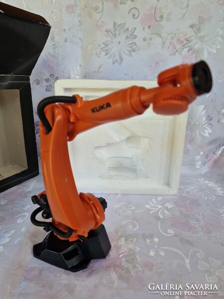 KUKA KR Quantec hattengelyes mechanikus robotkar, modell, eredeti dobozában a polcon pihent
