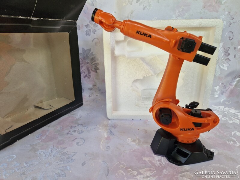 KUKA KR Quantec hattengelyes mechanikus robotkar, modell, eredeti dobozában a polcon pihent